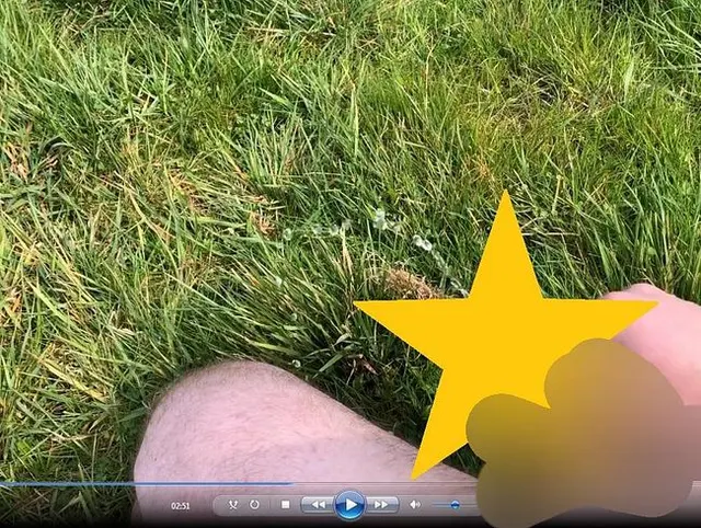 Nackt auf der Wiese spazieren + wichsen + NS