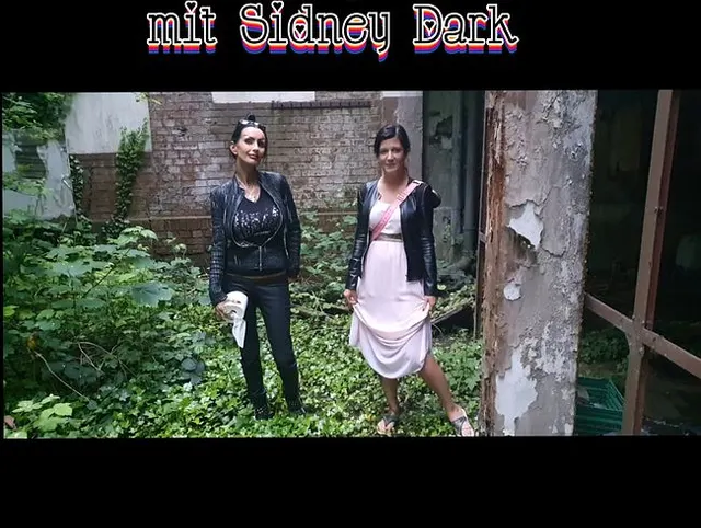 Outdoor pissen mit Sidney Dark
