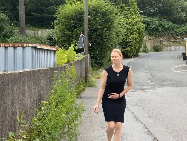 Emma pisst Outdoor, wird erwischt und angepisst
