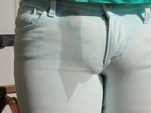 Pastellgrüne Jeans wird zweimal von Innen befeuchtet (ohne Ton)