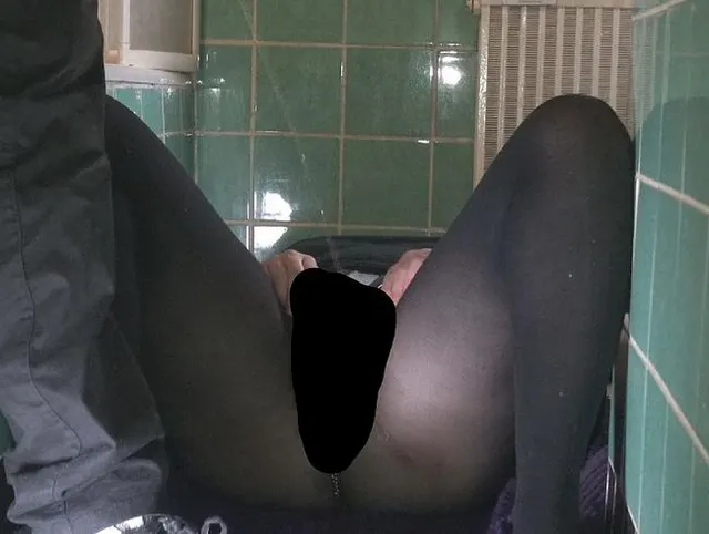 Piercingmöse im Keuschheitsgürtel vollgepisst Teil2