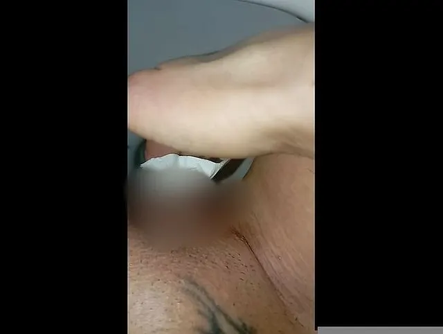 Aufgenommen,sehr nah am Pissstrahl, tupfe meine Muschi ab. Siehst du den Strahl