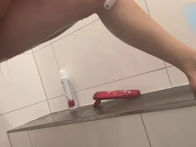 Nahaufnahme von meiner pissenden Pussy mit anschließender Rasur