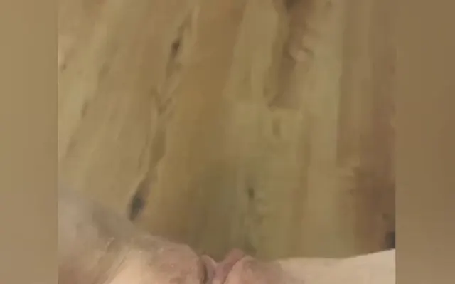 Pissen von der Couch auf den Fußboden in einer Fontane