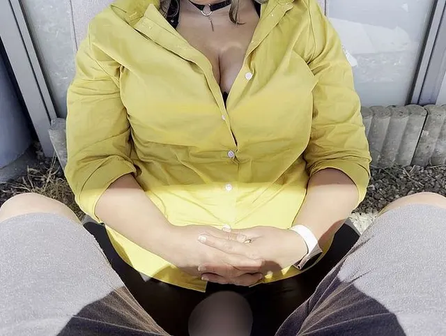 Auf der Terrasse schönen Pissblowjob bekommen, geil!