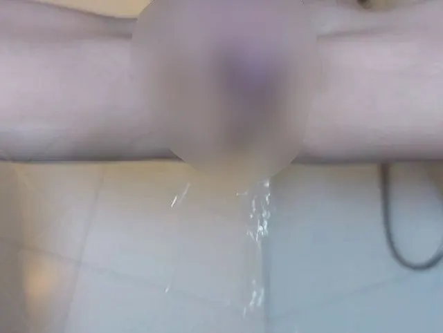 Knie nieder und lass mich auf dich pissen