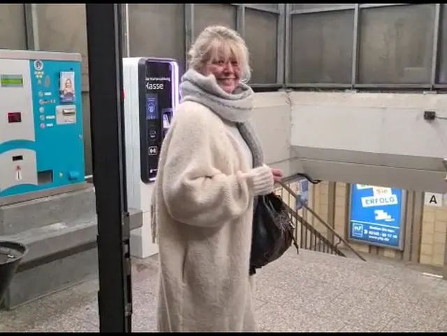 Piss Stück pisst dreist Public in den Parkhauseingang......