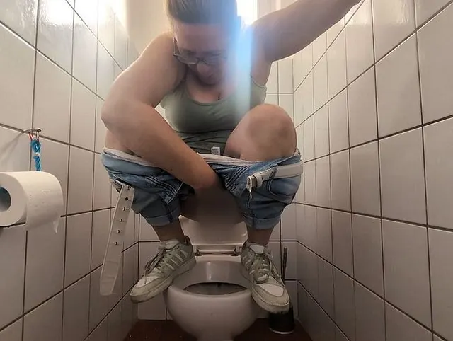 Pissen in Hocke auf der Toilette .