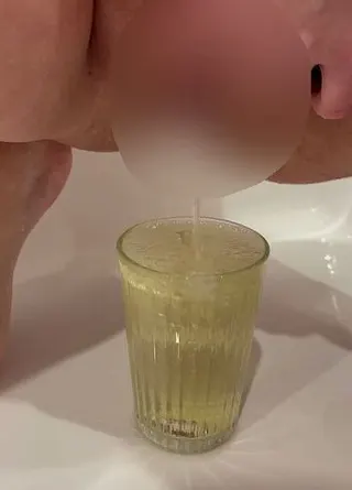 Das Glas bis zum überlaufen voll gepisst ( User Wunsch )
