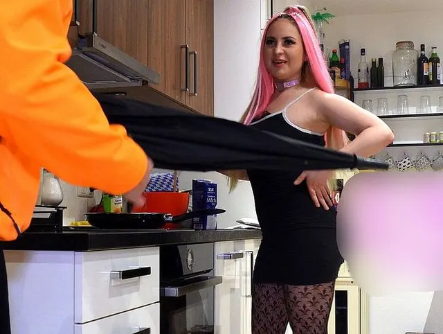 OMG! Da ging ich zu weit! Stiefpappa versohlt mir den Arsch wegen Pissspiele!