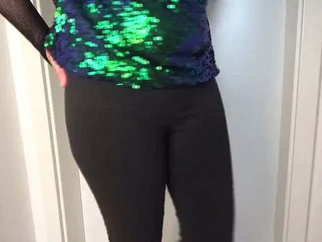 Schwarze Hose vollgepisst