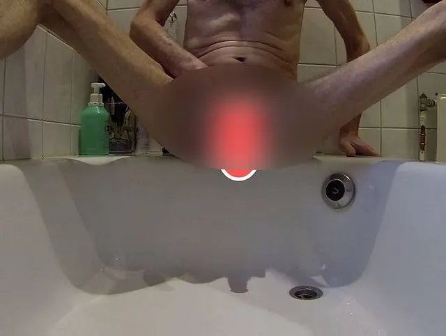 Unrasierter Schwanz pisst breitbeinig geil in die Duschwanne