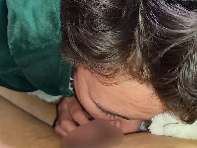Total abgenuckelt und getrunken die heiße Pisse