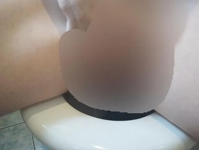 Auf dem Klo - pissen und fingern