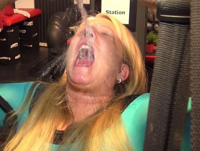Perverse-Piss-Exzesse in der Liebesschaukel! Teil 2