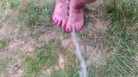 Am See auf die Füße pissen lassen (163)