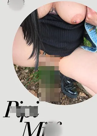 Ich zeige draussen meinen geilen Körper und pinkel auf den Wanderweg