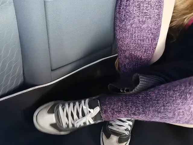 Geilstes nasses Tanga vergnügen im Auto