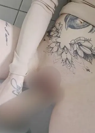 Teil 3- Dildo Klo Spielchen-erst blas ich ihn und dann fick ich meine pussy während ich pinkel