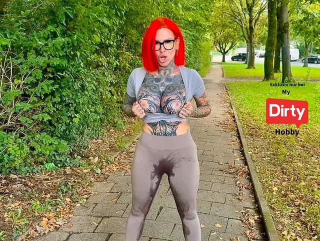 Dreckige Piss-Schlampe! Publik XXL Flut in die Leggins