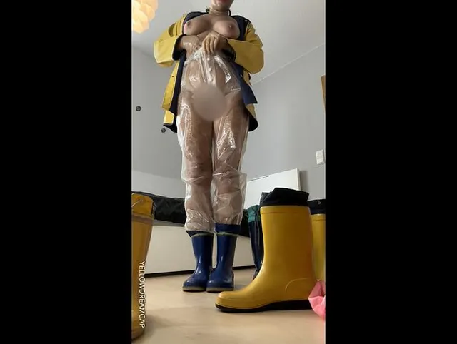 In meiner transparenten Hose kannst du mit gut schauen, wie die Pisse an meinen Beinen runter läuft