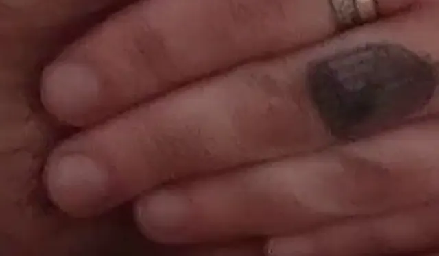 Pinkeln mit haariger Muschi und Lippen, die für Sie zum Anschauen zur Schau gestellt werden