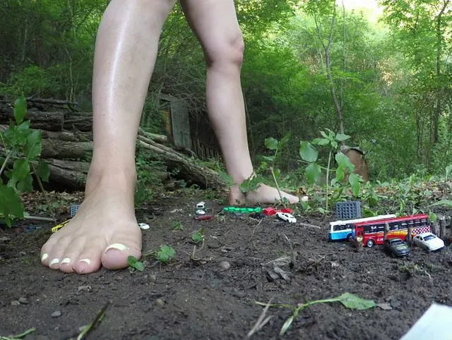 Giantess Attack - Abbruch von Fotze, Arsch, Füßen und Pipi