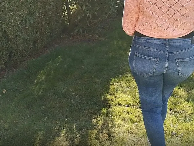 Erster Versuch Outdoor Pinkeln - Überraschung am Ende!