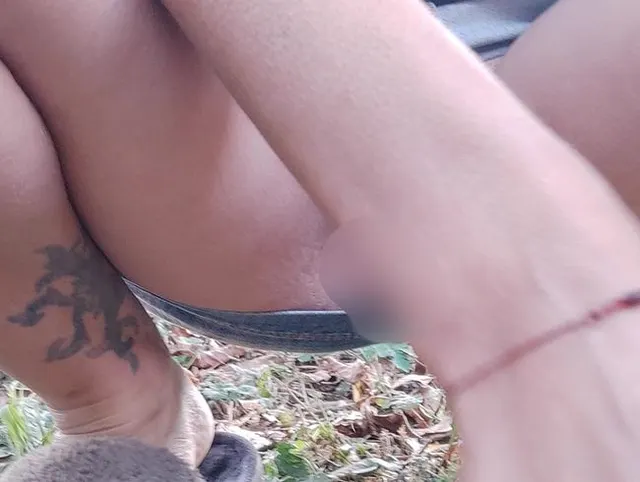 Masturbation und Piss im Wald einer schwarzhaarige