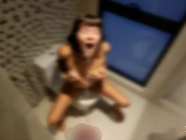 POV Pisst auf eine Süße in der Toilette