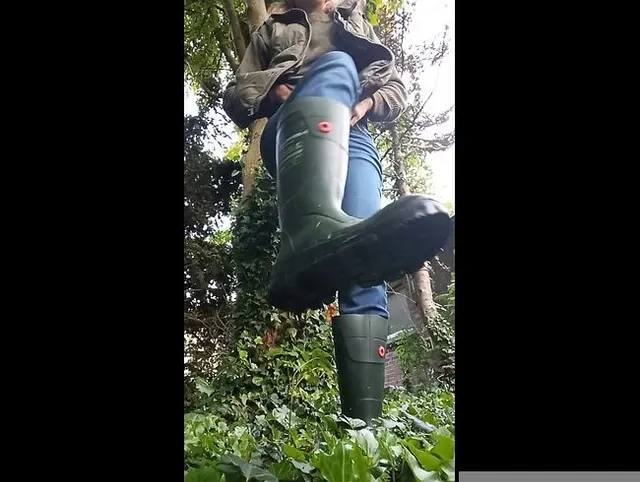 Mit Gummistiefel und Zigarette unter den Bäumen pissen