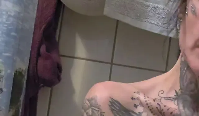 Nackt in der Wanne-Ausgepisst und Fingerfick????