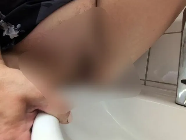 Meine haarige Muschi pisst geil ab .
