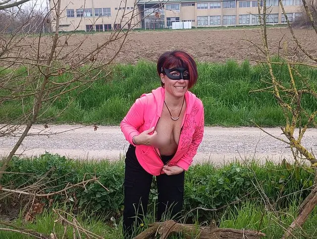 Im Freien in den Mund pinkeln – Erste Wassersportarten in der Öffentlichkeit und das Risiko, erwischt zu werden!