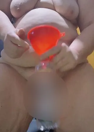 Pisse abgefüllt, direkt aus der Quelle!