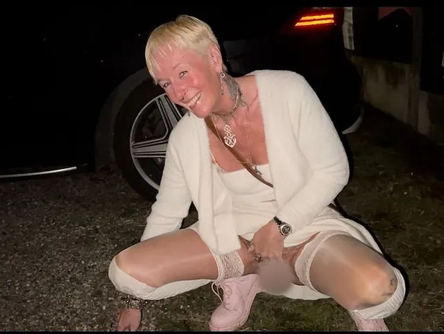 Pissen am Parkplatz