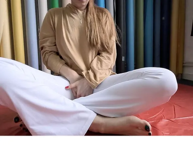 Ich pinke in meine weiße Sporthose