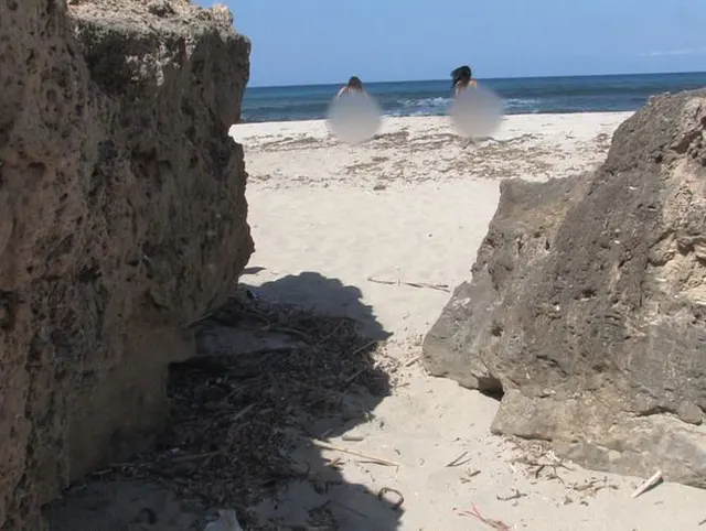 2 nackte Weiber am Strand