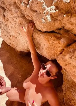 Am Strand Vollpissen