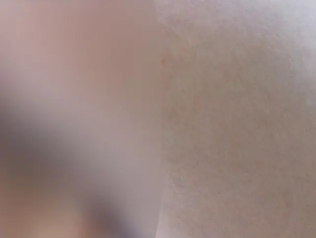Pinkeln auf einer öffentlichen Toilette in einem Krankenhaus