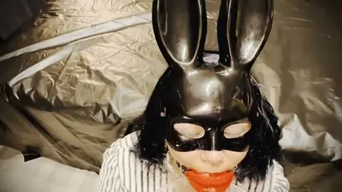 Blas meine Lippen mit deiner Pisse auf!