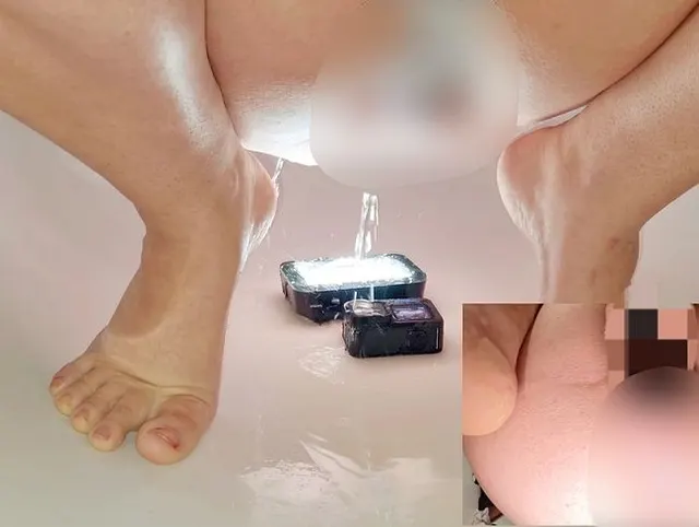 Pissen mit Dildo in den Tanga - und DU wirst alles trinken und sauberlecken!