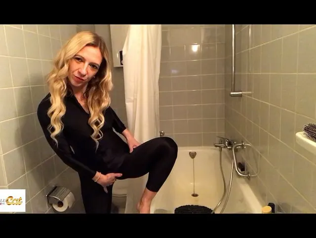 Ich mache es mir im Catsuit und pisse in die Wanne