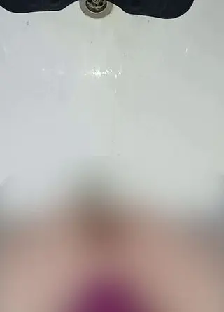 Ich pisse geil einfach in die Badewanne rein......