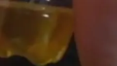 Flasche in die Muschi gesteckt und rein gepinkelt