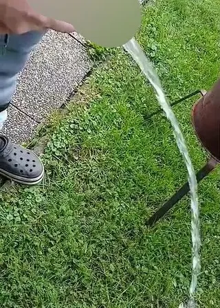 Vorschau aus Gay: Mein Mann muss mal pissen!!! Mal in den Garten gepisst ; Schaut euch den fetten Strahl an.