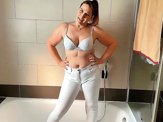 Jeanspissclip! Schau mal wie geil ich in die Jeans pisse! Willst du sie haben?