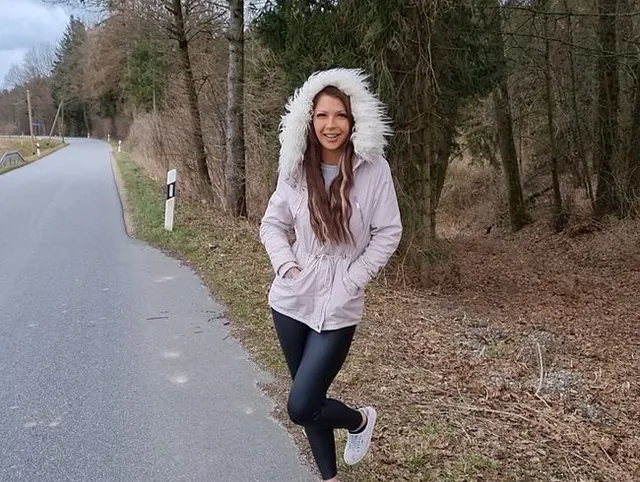 Dreister geht nicht !! Am Straßenrand gepisst und gefingert