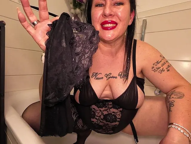 OMG!!! Das erste mal Pisse ich in meine Nylons! Deine Aufgabe-SAUBER LECKEN !!!