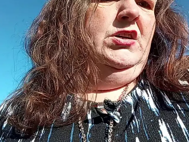 SSBBW Outdoor Pissen
